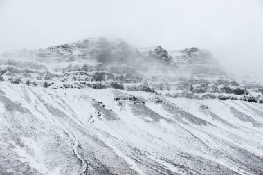 Karla kaplı dağların manzarası