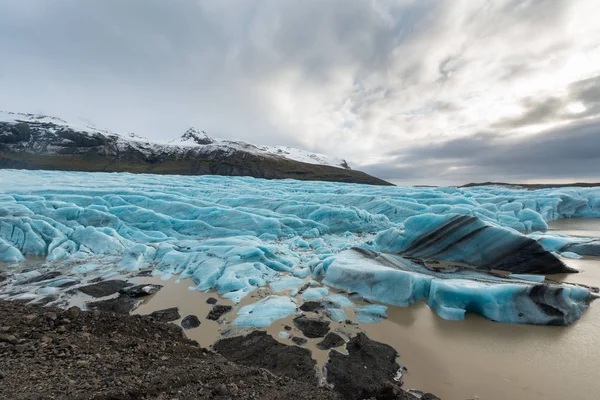 Vista grandangolare del ghiacciaio con ghiaccio blu — Foto Stock