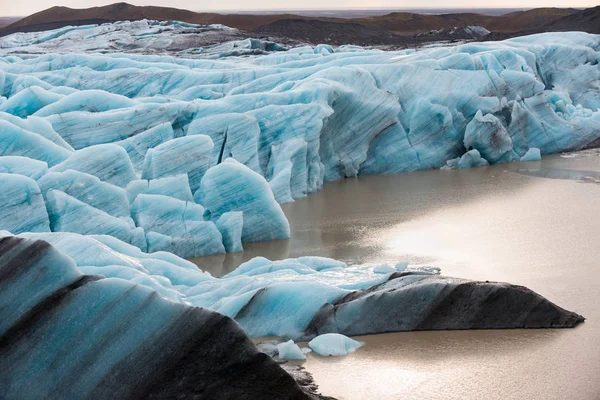 Weitwinkelaufnahme der Gletscherwand mit blauem Eis — Stockfoto