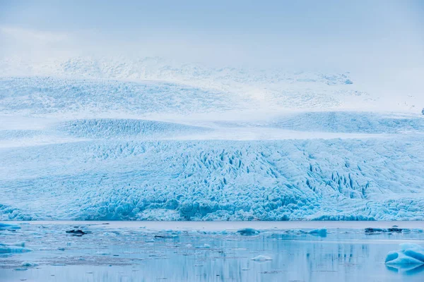 Vista de ângulo largo do rosto da geleira com gelo azul — Fotografia de Stock