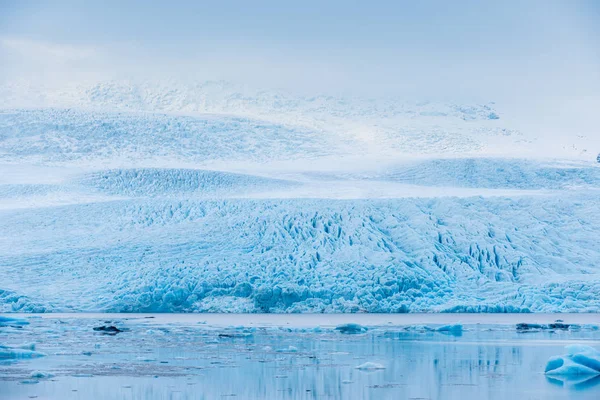 Weitwinkelaufnahme der Gletscherwand mit blauem Eis — Stockfoto