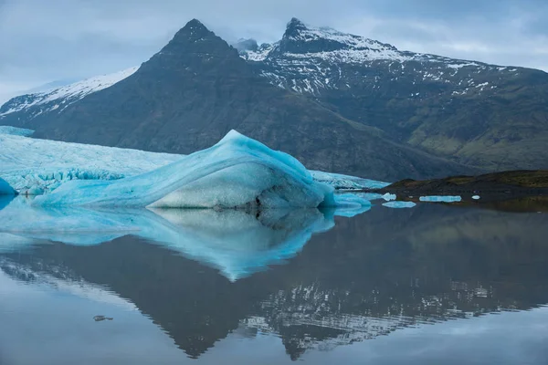 Szeroki kąt widzenia lodowiec na tle gór — Zdjęcie stockowe