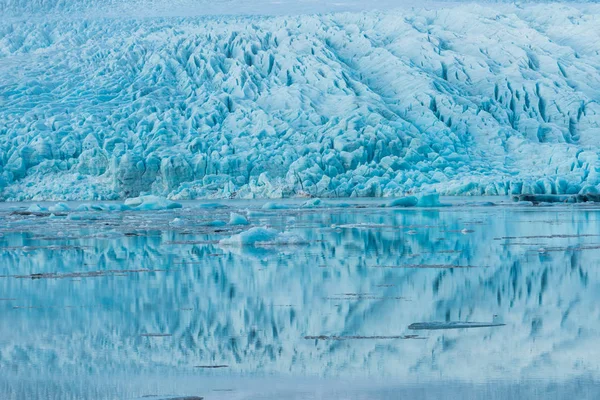 Amplia vista angular de la cara del glaciar con hielo azul —  Fotos de Stock