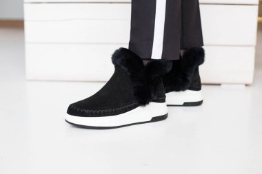 yüksek topuk ayakkabı hafif bir arka plan üzerinde kadın ayakları