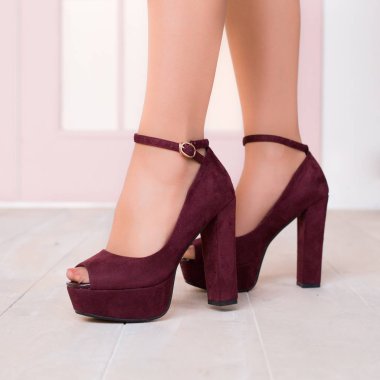 yüksek topuklu ayakkabı hafif bir arka plan üzerinde kadın ayakları