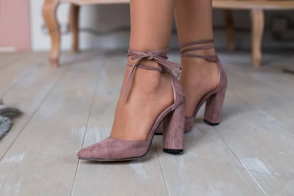 Pieds Féminins Chaussures Talons Hauts Sur Fond Clair — Photo