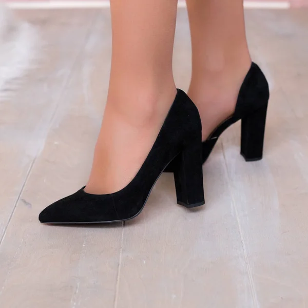 Pieds Féminins Chaussures Talons Hauts Sur Fond Clair — Photo