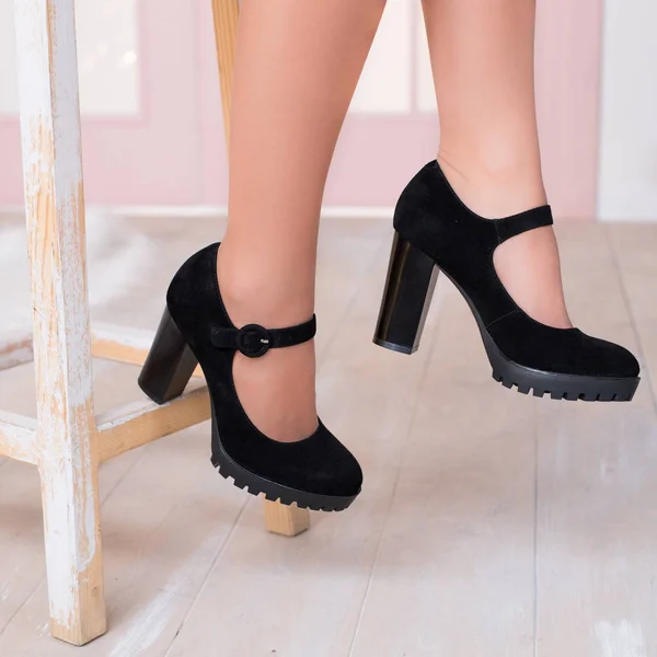 Frauenfüße Hochhackigen Schuhen Auf Hellem Hintergrund — Stockfoto