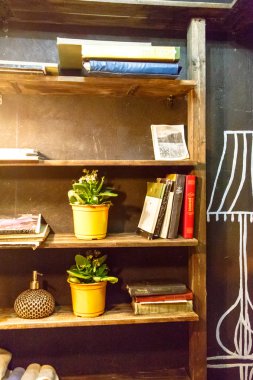 Eski, yıpranmış Albüm kapaklarını kitaplık üzerinde kitaplardır.