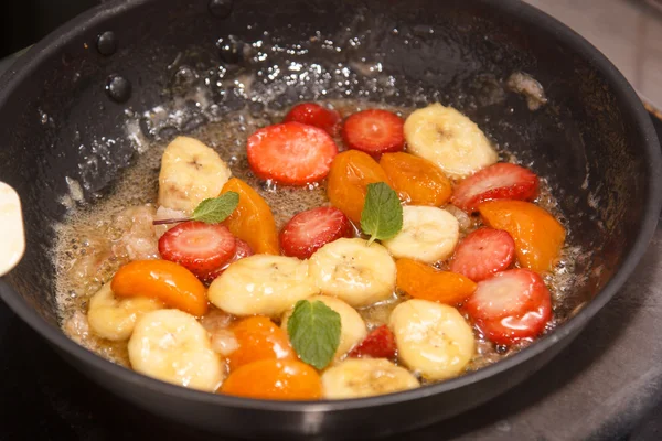 Готовить жареные фрукты и бананы в сковороде на десерт . — стоковое фото