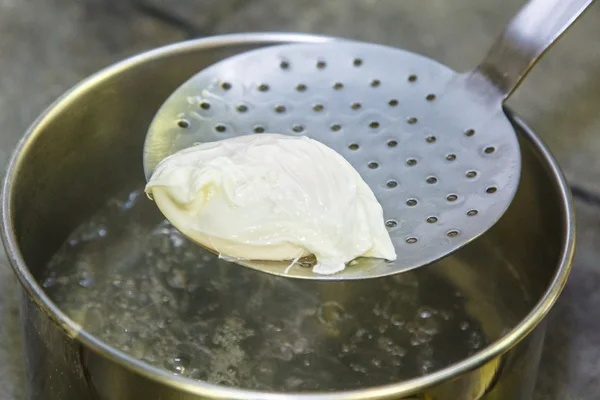 Yemek haşlanmış yumurta. Yumurta ile sudan çekilir bir 