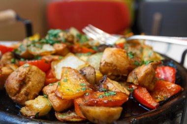 Patates, sebze ve mantar tavada pişmiş et.