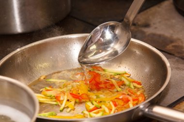 Sebze bir tavada kızartılmış makarna için sos için.