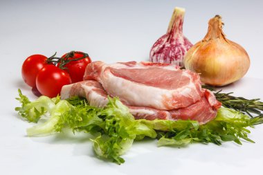 İki adet beyaz backg üzerinde sebze ve salata ile domuz bel