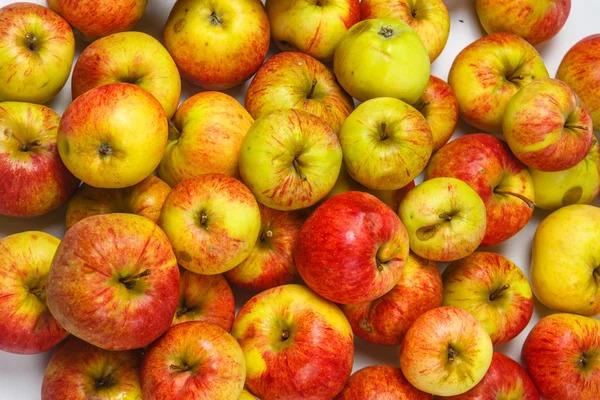 Πράσινη και κόκκινη βιολογικά μήλα είναι στο τραπέζι. — Φωτογραφία Αρχείου