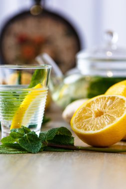 Limon ve nane bir cam demlik çay.