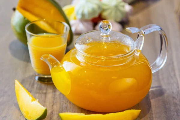 Herbata w mango i jagody dzbanek do herbaty szkło. — Zdjęcie stockowe