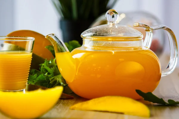 Herbata w mango i jagody dzbanek do herbaty szkło. — Zdjęcie stockowe