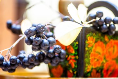 Khokhloma süsleme üstünde o ile kutu siyah dağ bir dalıdır 