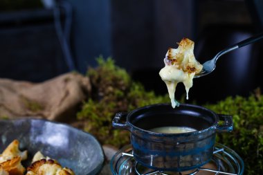 Beyaz soslu kavrulmuş karnabahar .