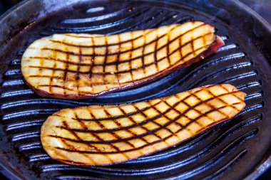 Patlıcan dilimleri ızgara kavrulmuş. 