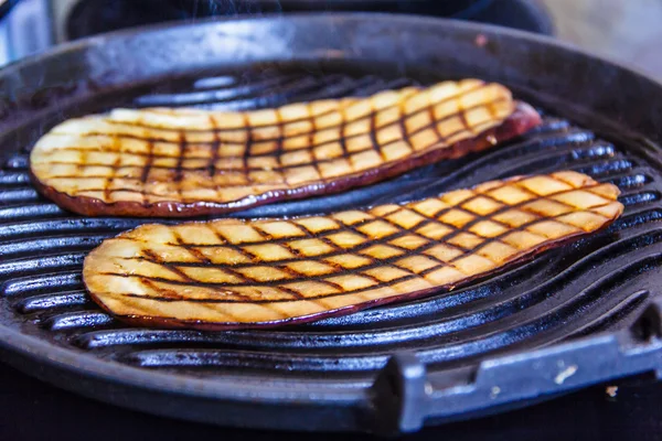 ナスのスライスは、グリルで焼いた、. — ストック写真