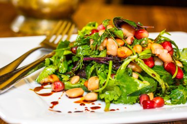 Haşlanmış fasulye, yeşil nar taneleri ile salata. Bir tradit