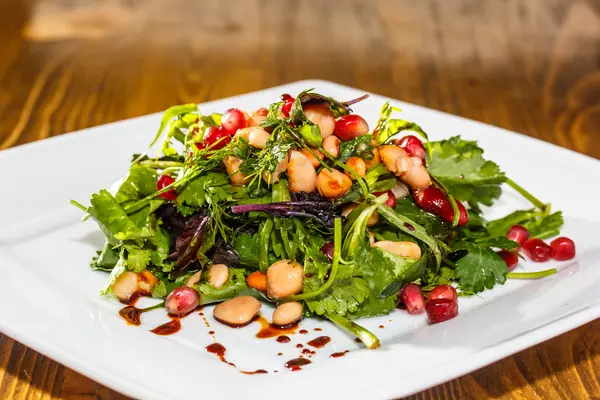 Insalata con fagioli bolliti, semi di melograno di verdi. Un traditore — Foto Stock