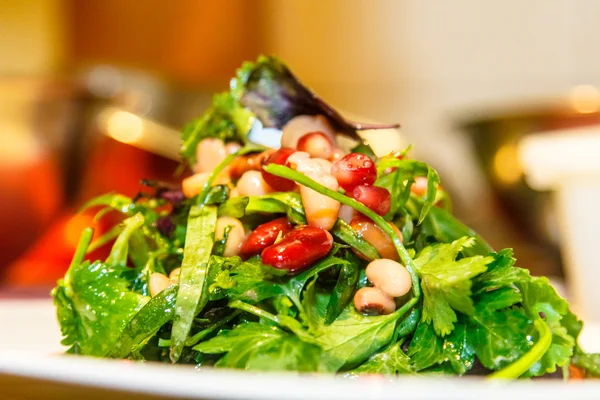 Insalata con fagioli bolliti, semi di melograno di verdi . — Foto Stock