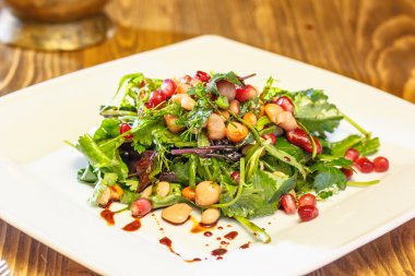 Haşlanmış fasulye salatası, nar taneleri ile yeşillik. Geleneksel yemeği Kafkasya'da.