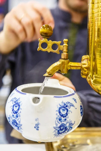 Samovar russo. Despejou a água fervente no bule de chá para br — Fotografia de Stock