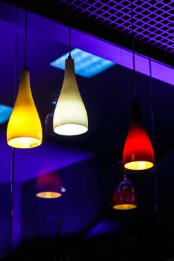 Renkli avizeler karanlık ofisinde bekle. Hüseyin için kullanılabilir