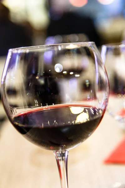 Bir bardak kırmızı şarap kız elinde. Gösterim amacıyla kablosuz — Stok fotoğraf