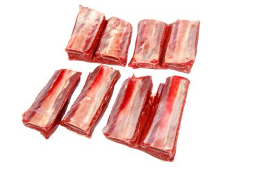 Kaburga ham sığır eti parçalara dilimlenmiş. İzoleli.