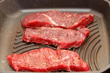 Bir tava-ızgara, görünür tavada kızartılmış Fileto sığır eti dilim soyun