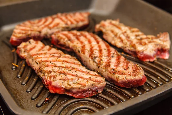 Rebanadas de lomo de res revuelto frito en una sartén-parrilla, visible — Foto de Stock