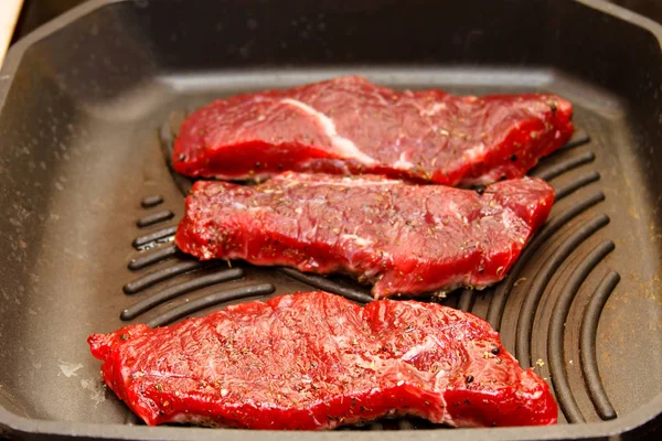 Tranches de longe de boeuf sautées dans une poêle-grill, visibles — Photo