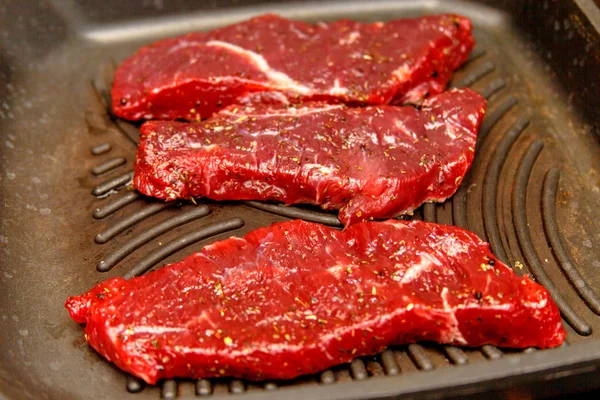 Tranches de longe de boeuf sautées dans une poêle-grill, visibles — Photo