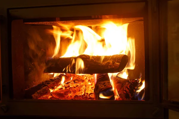 Firewood burning in the fireplace. Seen only the flames covering — Stock Photo, Image