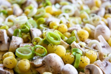 Sebzeler: patates, mantar ve pırasa kavurma için hazır. Öncesi