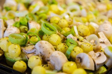 Sebzeler: patates, mantar ve pırasa kavurma için hazır. Öncesi