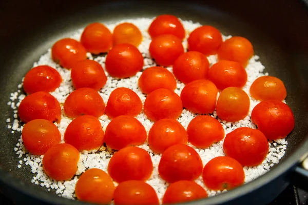Выпекать помидоры на грубой морской соли . — стоковое фото