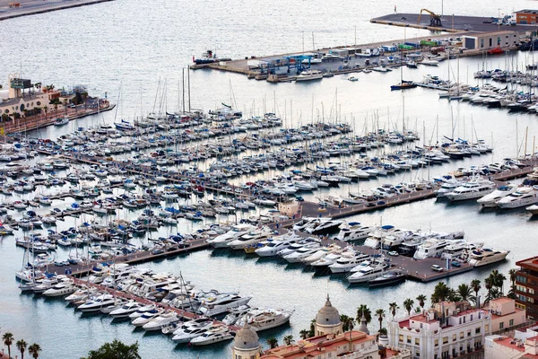 Vista superior de la bahía (el puerto deportivo) donde hay mucho barco . — Foto de Stock