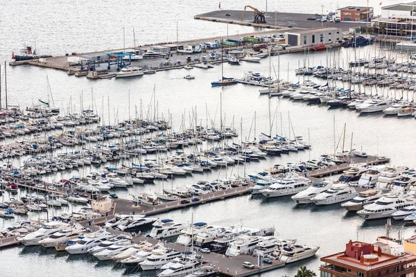 Vista superior de la bahía (el puerto deportivo) donde hay mucho barco . —  Fotos de Stock