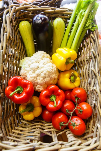 Poivrons de légumes frais, chou-fleur, aubergine, courgette, cèle — Photo