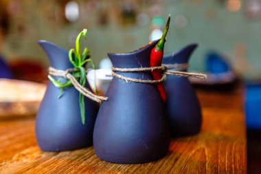 Soslar ve yağlar için havalı siyah şişe