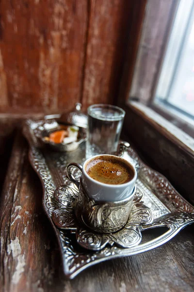 Café turco (no Oriente) na taça de prata com areia oriental — Fotografia de Stock
