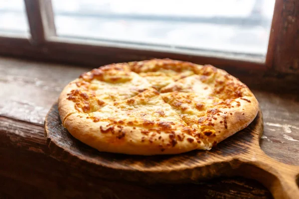 Geleneksel Gürcü pasta - khachapuri, ov içinde pişmiş bir pastadır