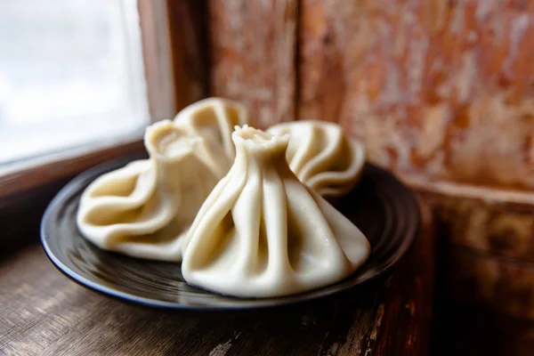 Cuisine traditionnelle géorgienne khinkali. Viande hachée avec des épices — Photo