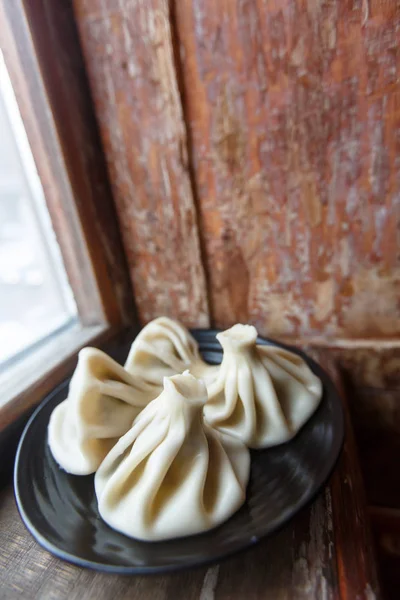 Cuisine traditionnelle géorgienne khinkali. Viande hachée avec des épices — Photo